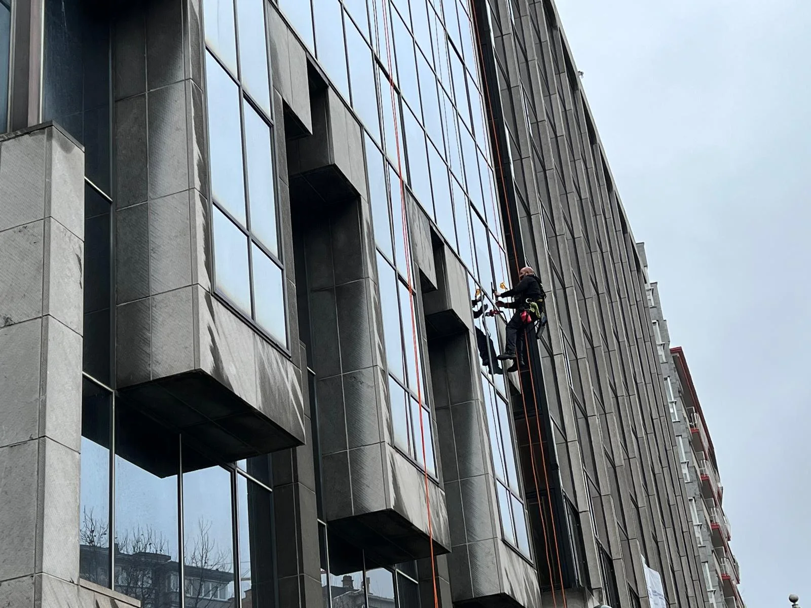 Cordistes Potvin intervenant sur une façade vitrée difficile d’accès